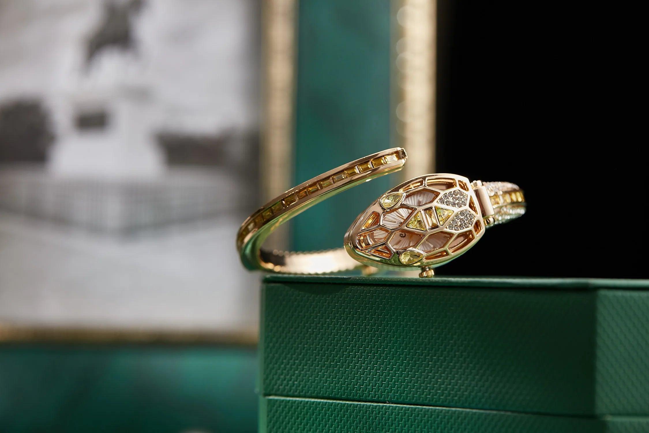 New Arrival Fashion Snake Design Women Bracelet Watches Inlaid with Rhinestones Cuff Bangle Quartz Jewellery Watches
