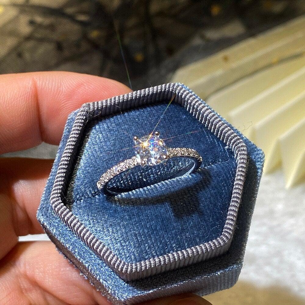 Brilliant Round ♥︎ High Quality AAA+ Cubic Zirconia Diamonds ♥︎ Luxury Engagement Ring - The Jewellery Supermarket